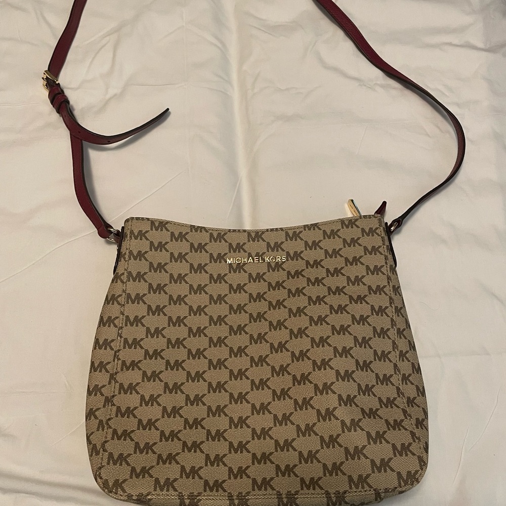 Michael Kors Jet set Travel Large Messenger Crossbody Bag.